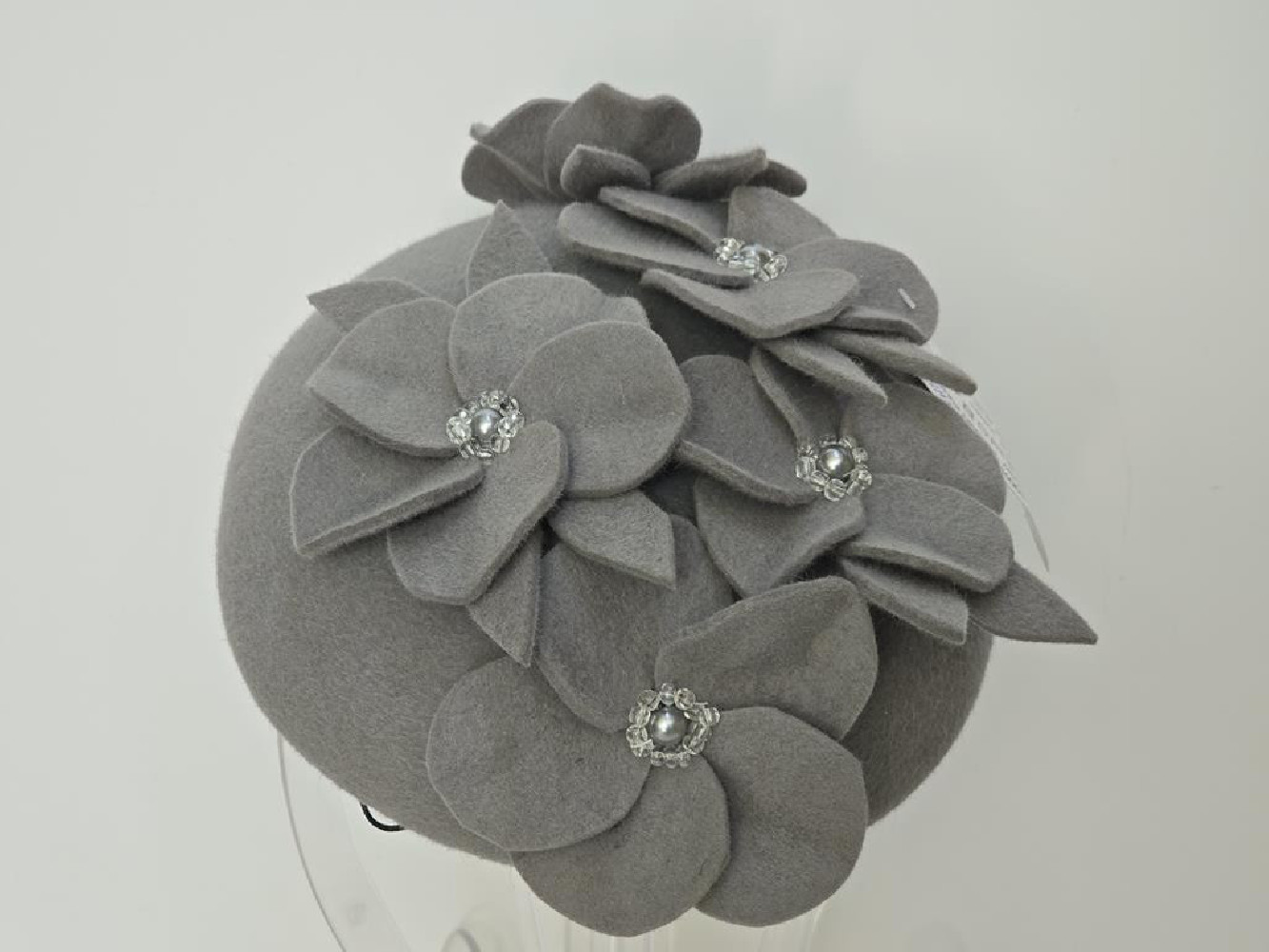 Walentyna  szary mini beret,  toczek filcowy z kwiatami