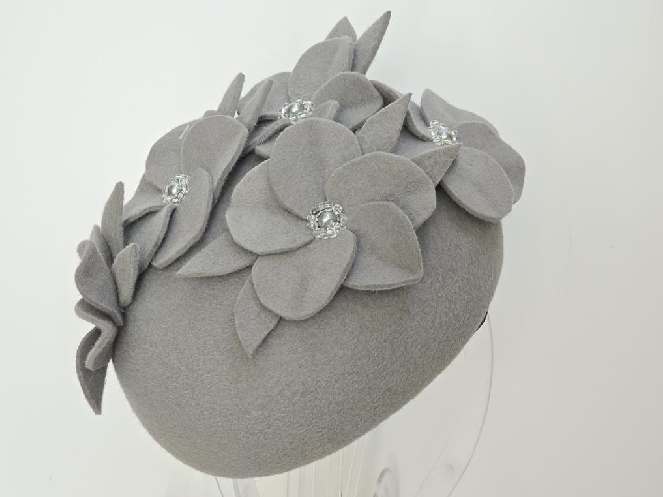 Walentyna  szary mini beret,  toczek filcowy z kwiatami