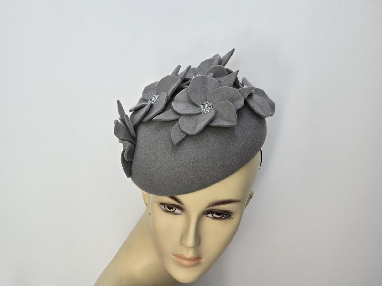 Walentyna  szary mini beret,  toczek filcowy z kwiatami