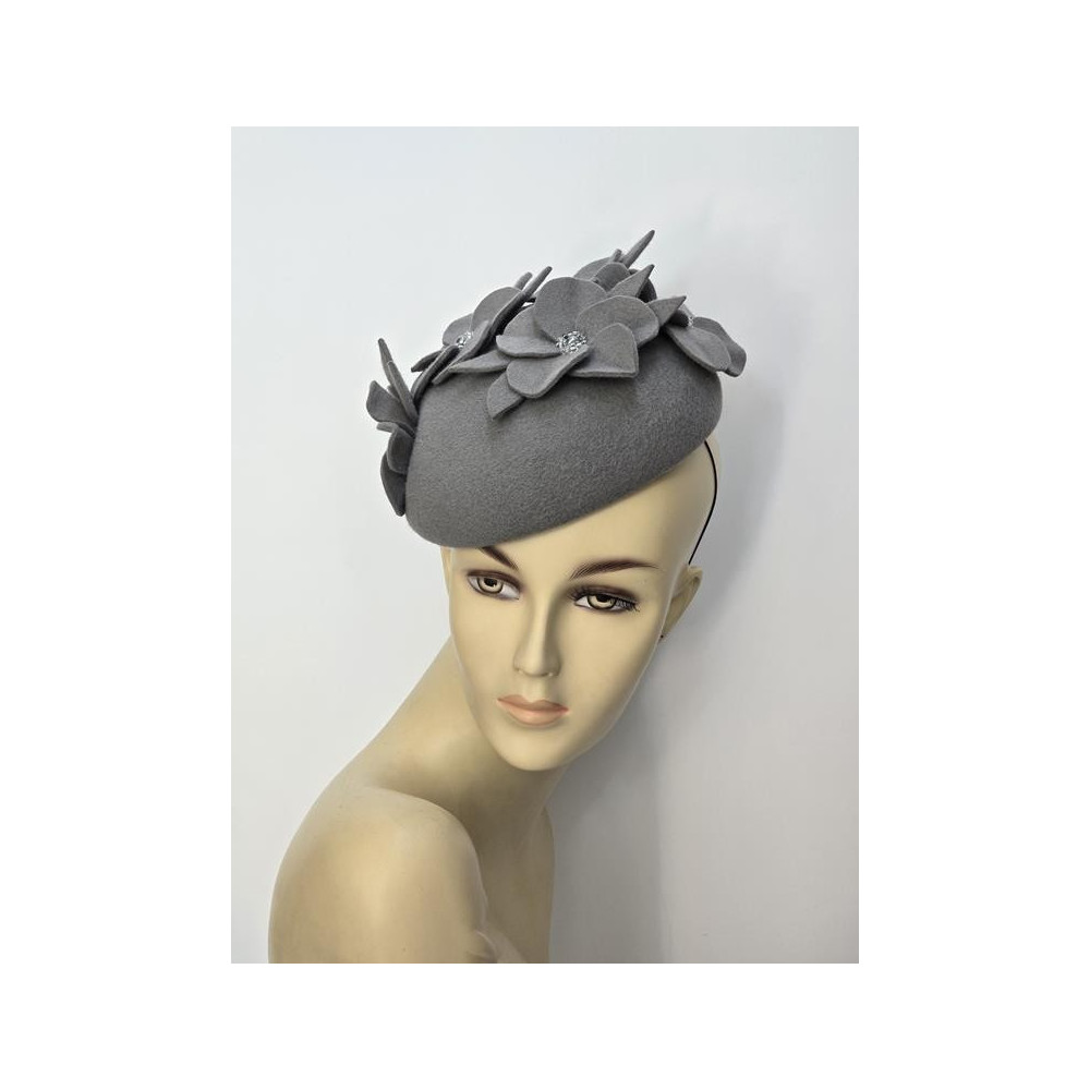 Walentyna  szary mini beret,  toczek filcowy z kwiatami