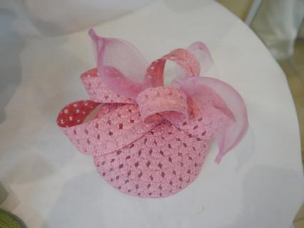 Różowy, letni fascynator ze słomki