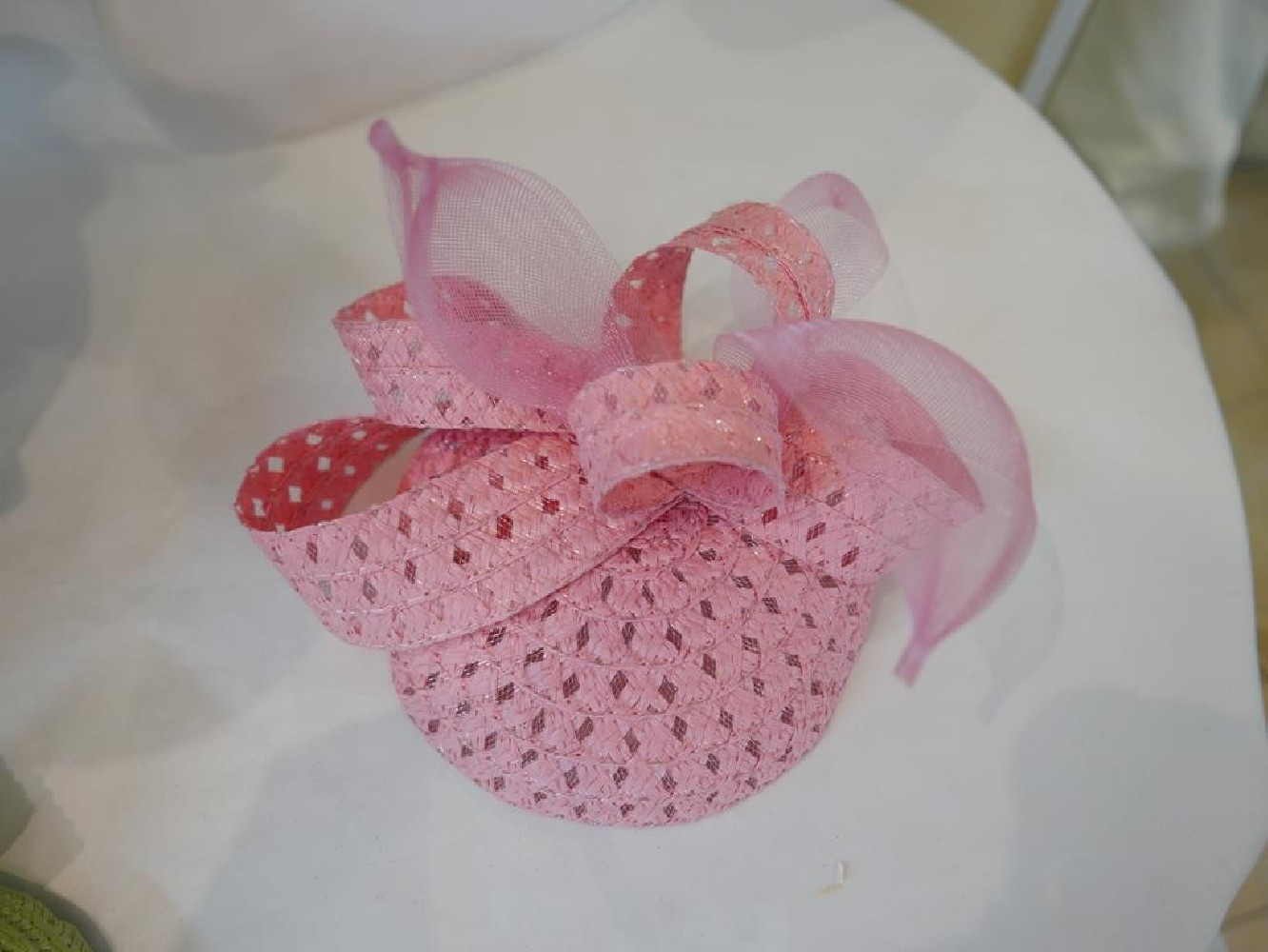 Różowy, letni fascynator ze słomki