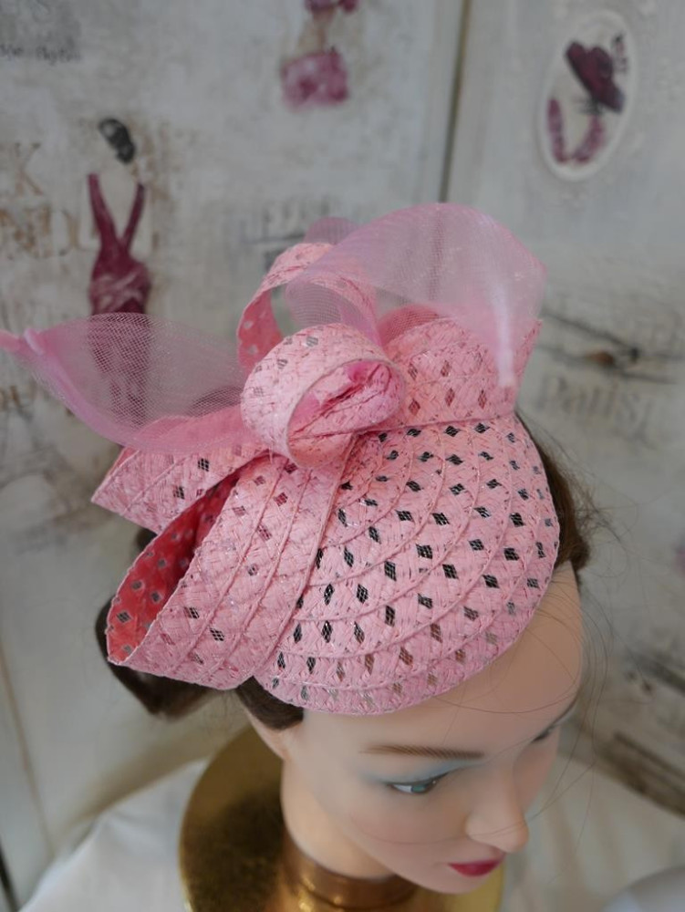 Różowy, letni fascynator ze słomki