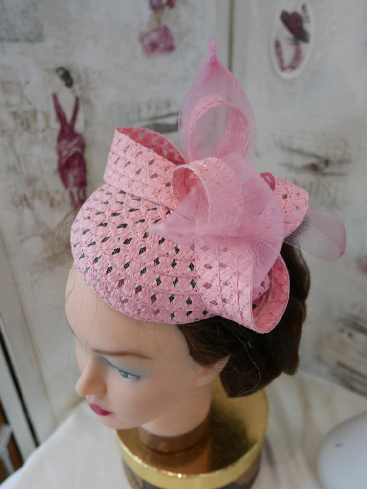 Różowy, letni fascynator ze słomki