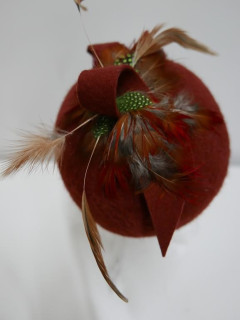 Walentyna rudy mini beret,  toczek welurowy z piórami