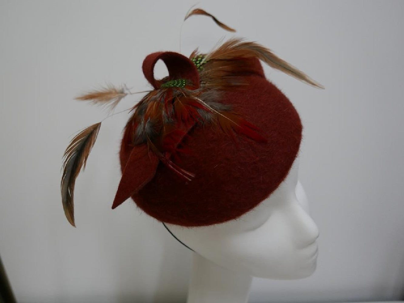Walentyna rudy mini beret,  toczek welurowy z piórami