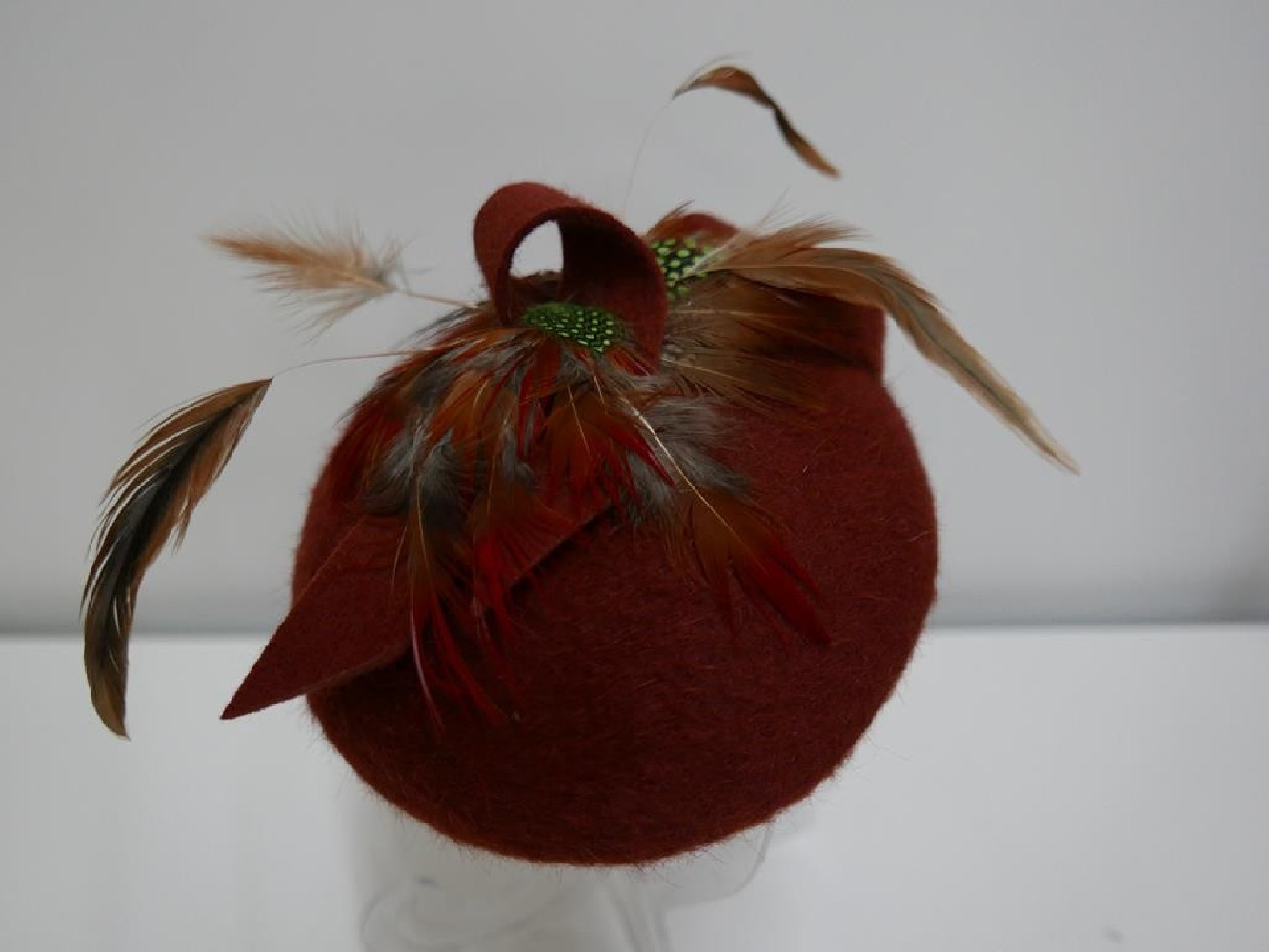 Walentyna rudy mini beret,  toczek welurowy z piórami