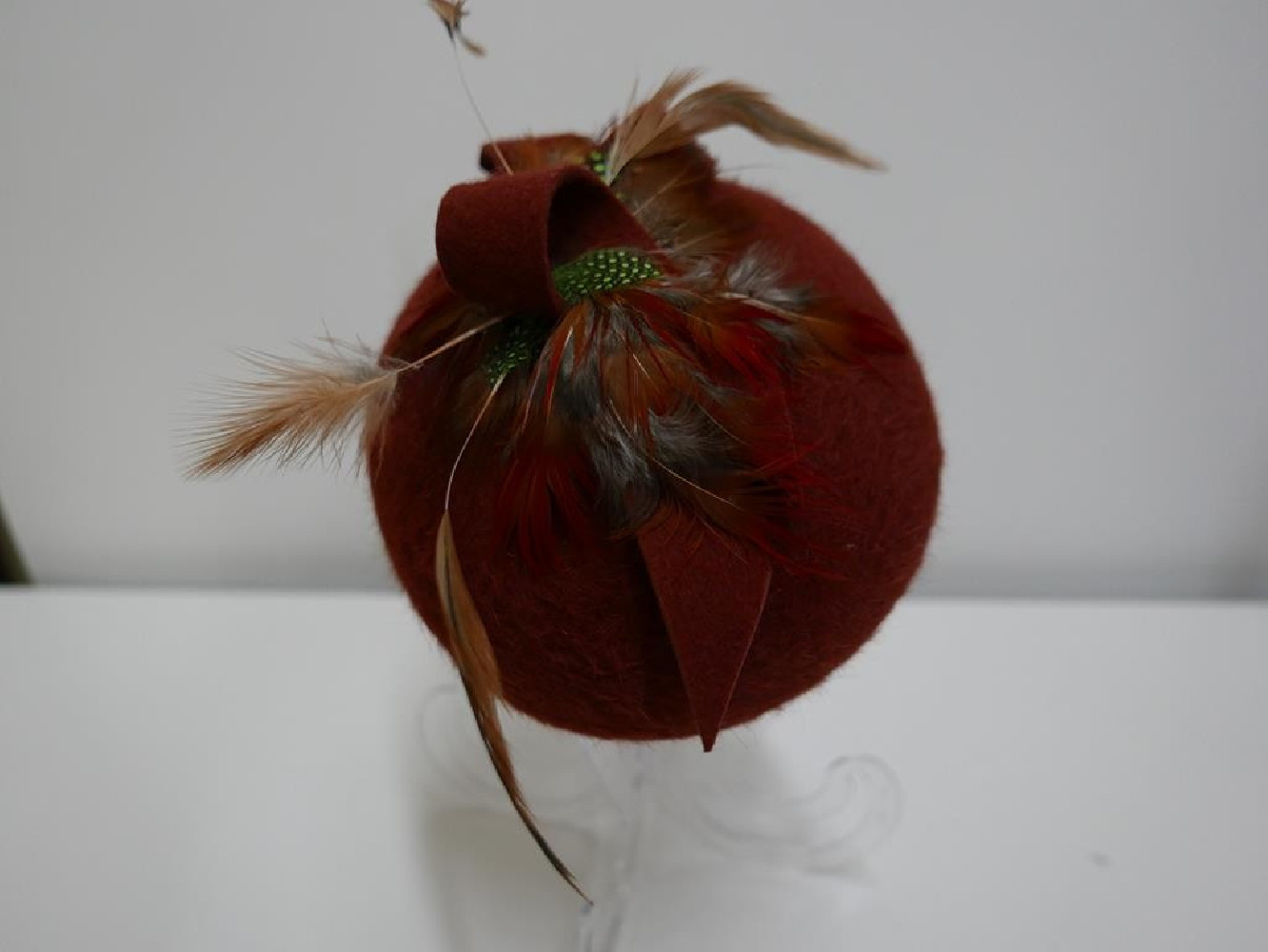 Walentyna rudy mini beret,  toczek welurowy z piórami