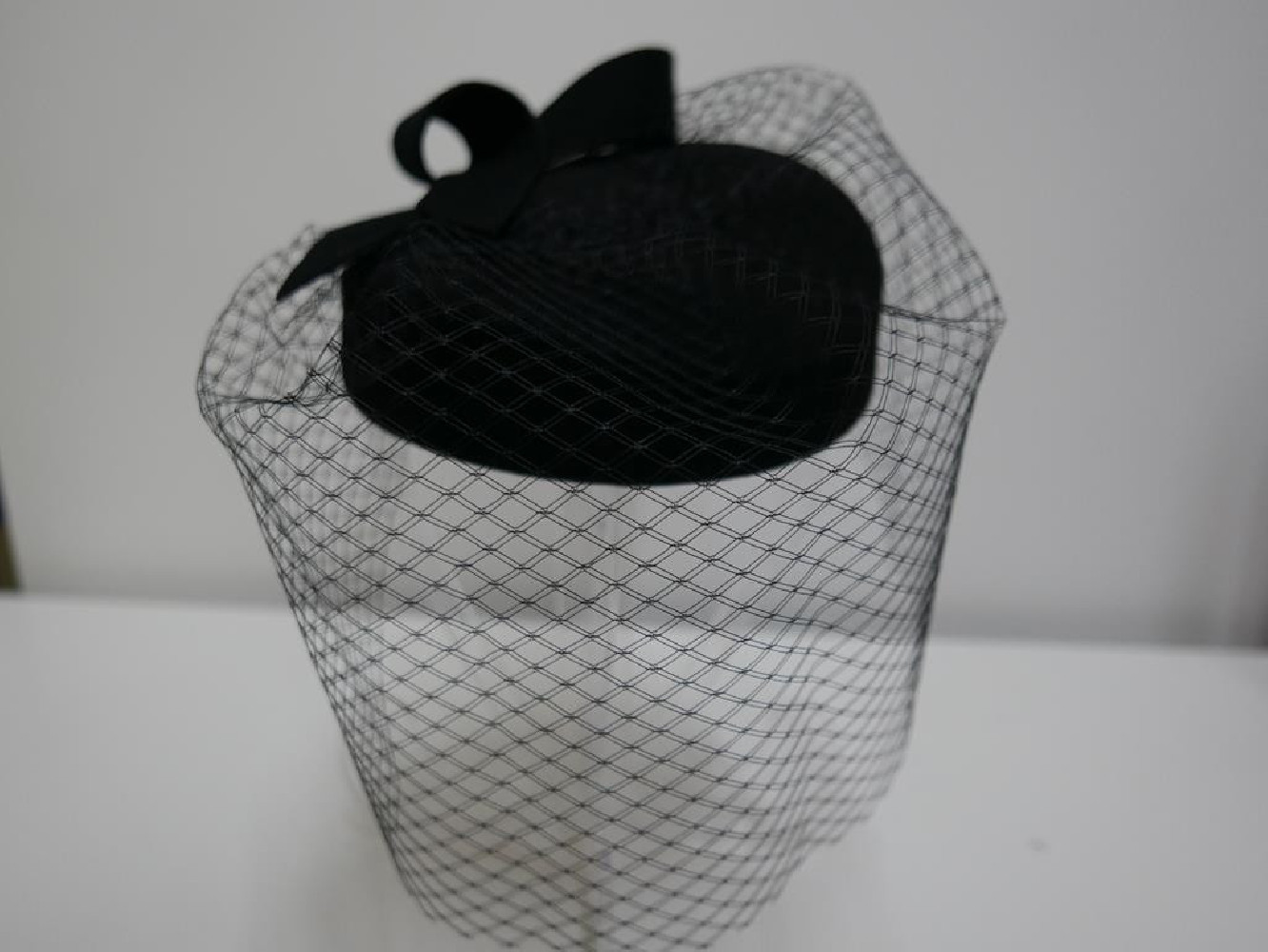 Dita - czarny toczek filcowy z woalką na twarz