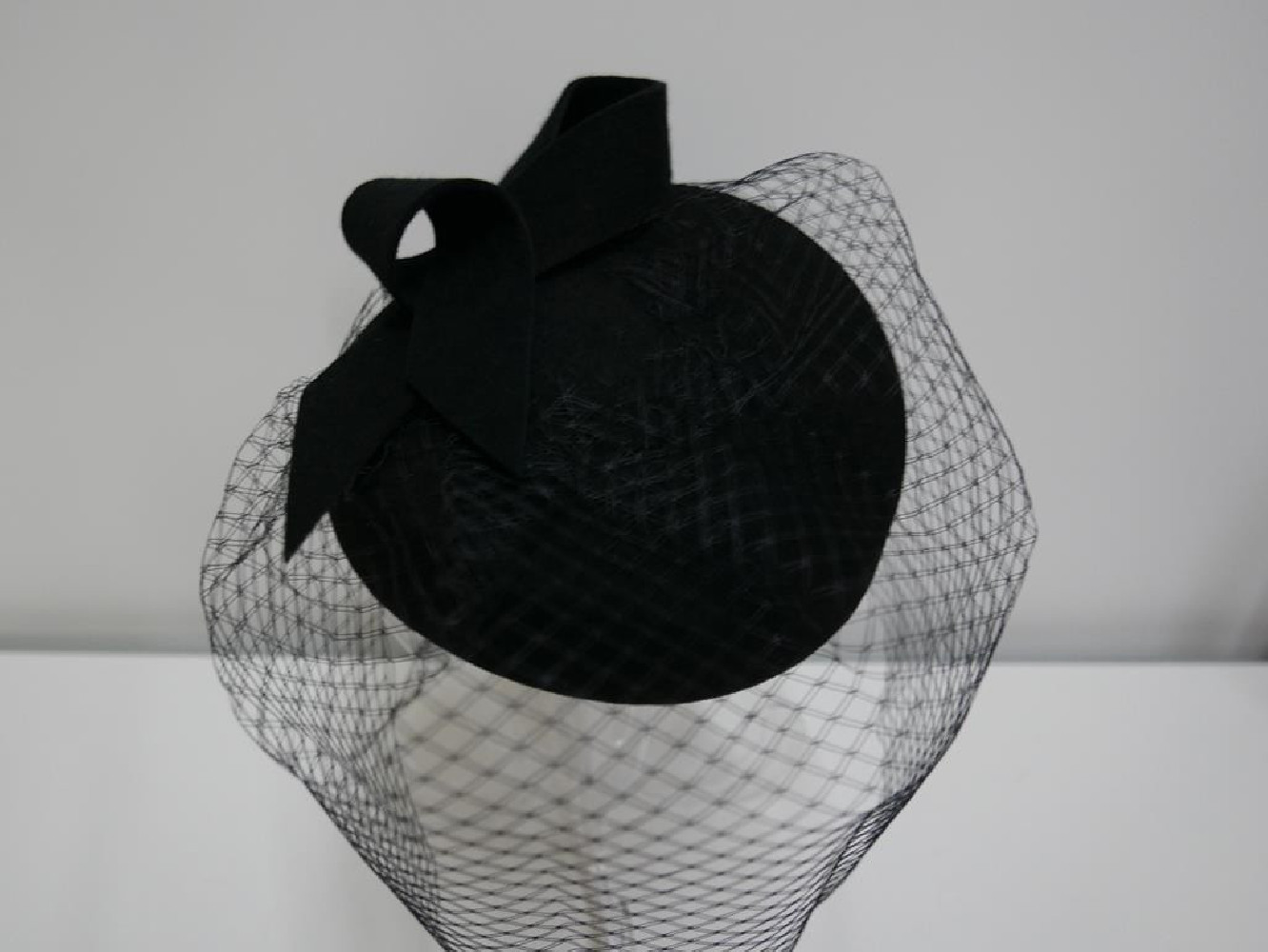 Dita - czarny toczek filcowy z woalką na twarz