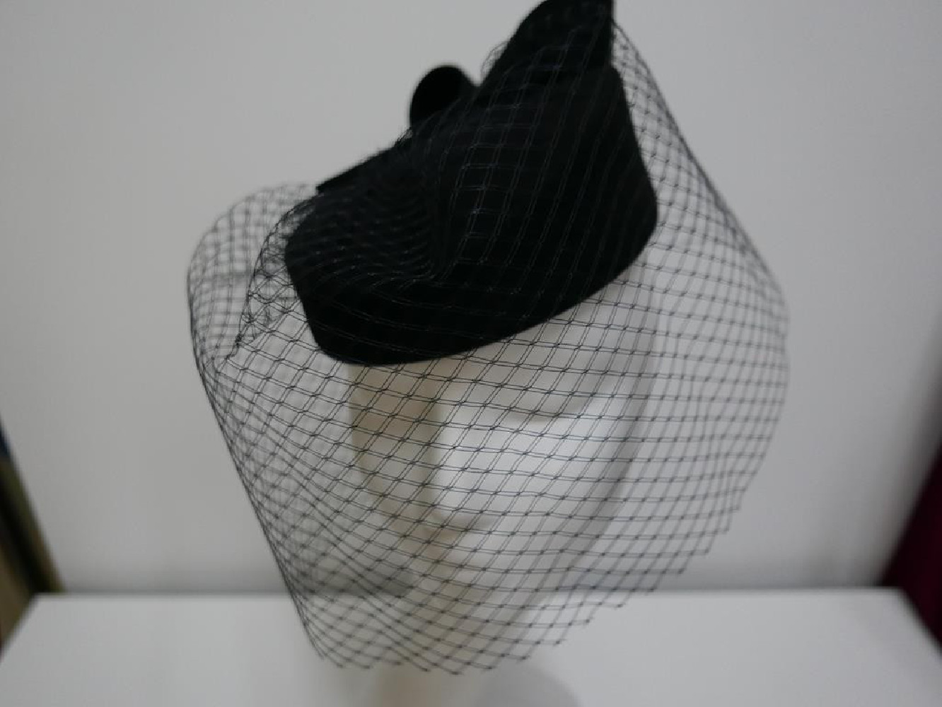 Dita - czarny toczek filcowy z woalką na twarz