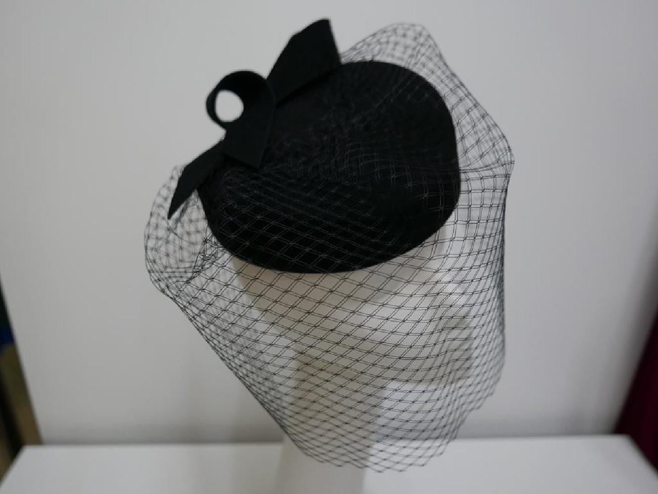 Dita - czarny toczek filcowy z woalką na twarz
