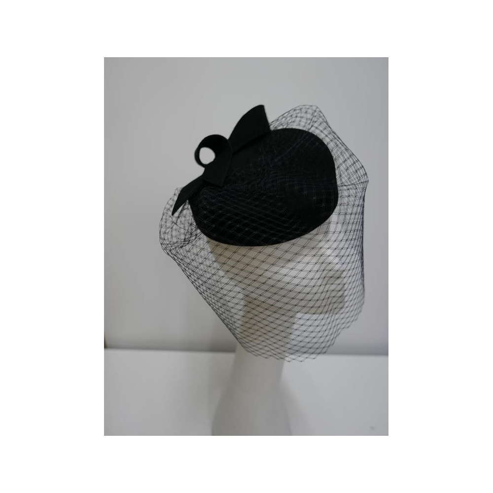 Dita - czarny toczek filcowy z woalką na twarz