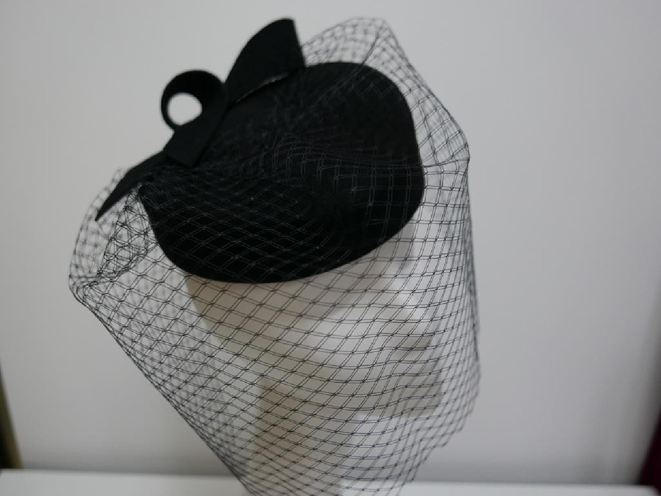Dita - czarny toczek filcowy z woalką na twarz