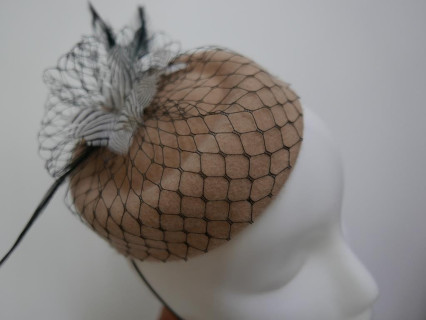 Beżowy filcowy mini toczek fascynator z czarną woalką