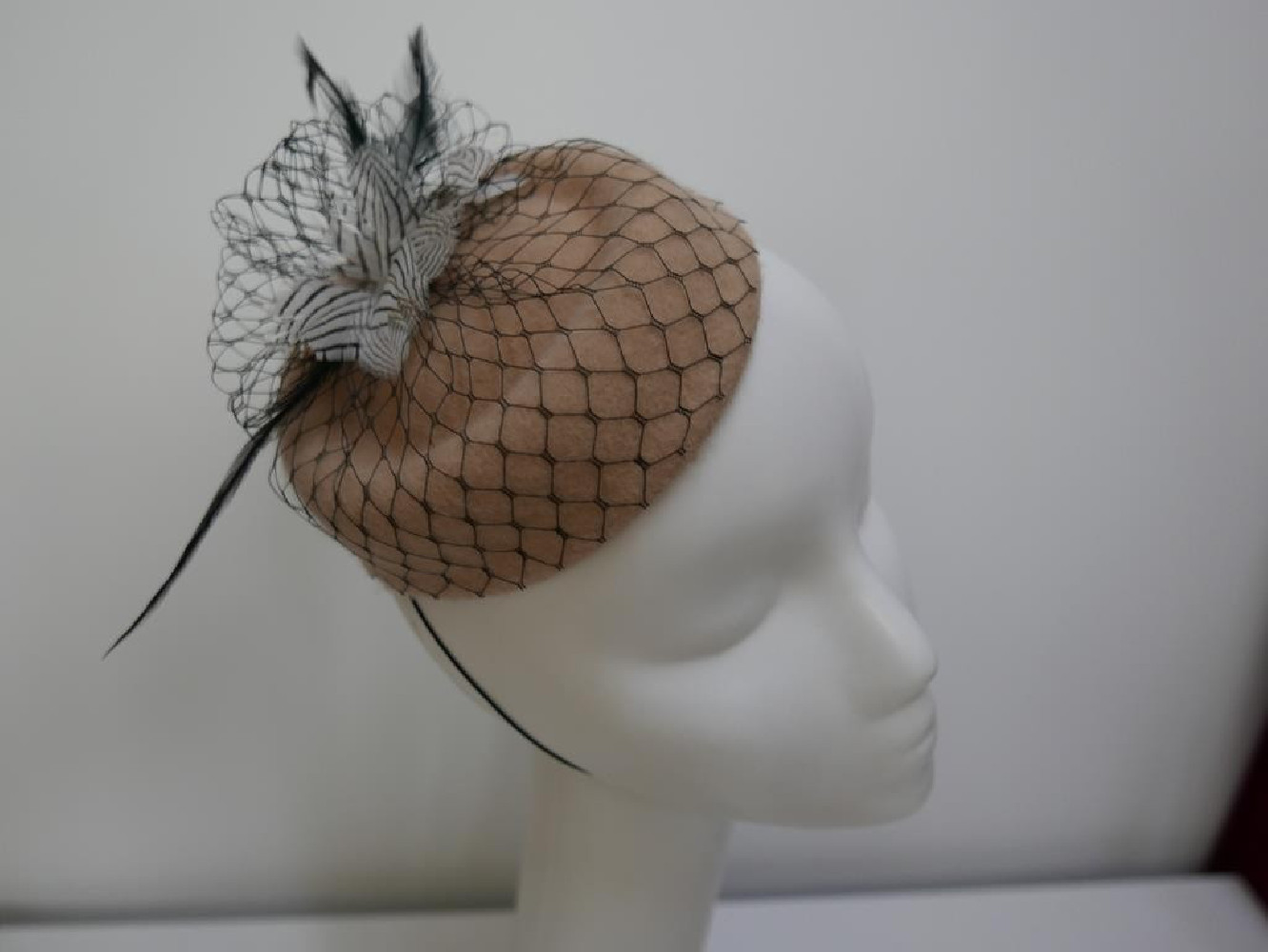 Beżowy filcowy mini toczek fascynator z czarną woalką