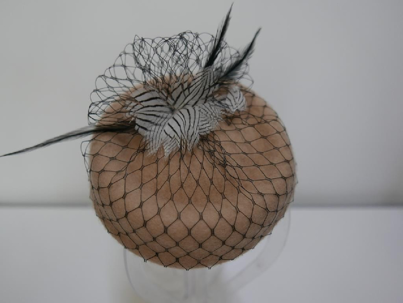 Beżowy filcowy mini toczek fascynator z czarną woalką