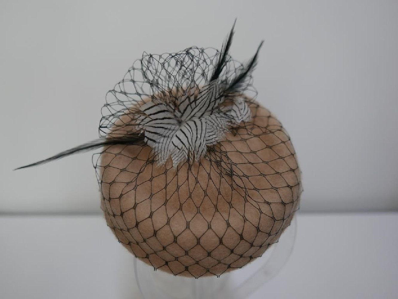 Beżowy filcowy mini toczek fascynator z czarną woalką