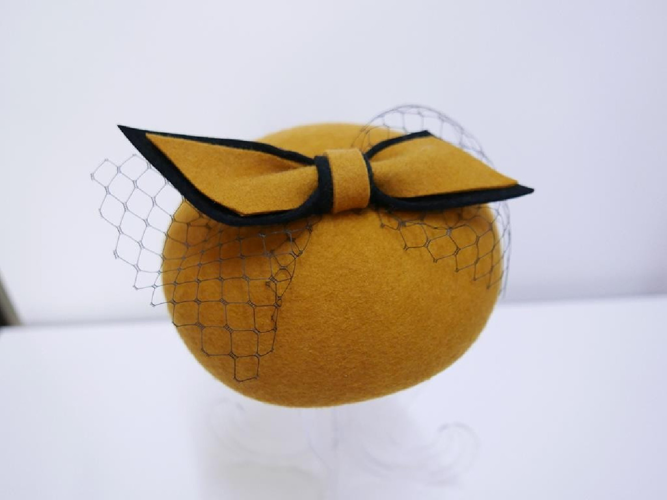 Walentyna miodowy mini beret,  toczek filcowy z waolką