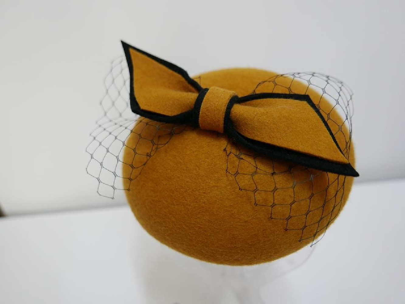 Walentyna miodowy mini beret,  toczek filcowy z waolką