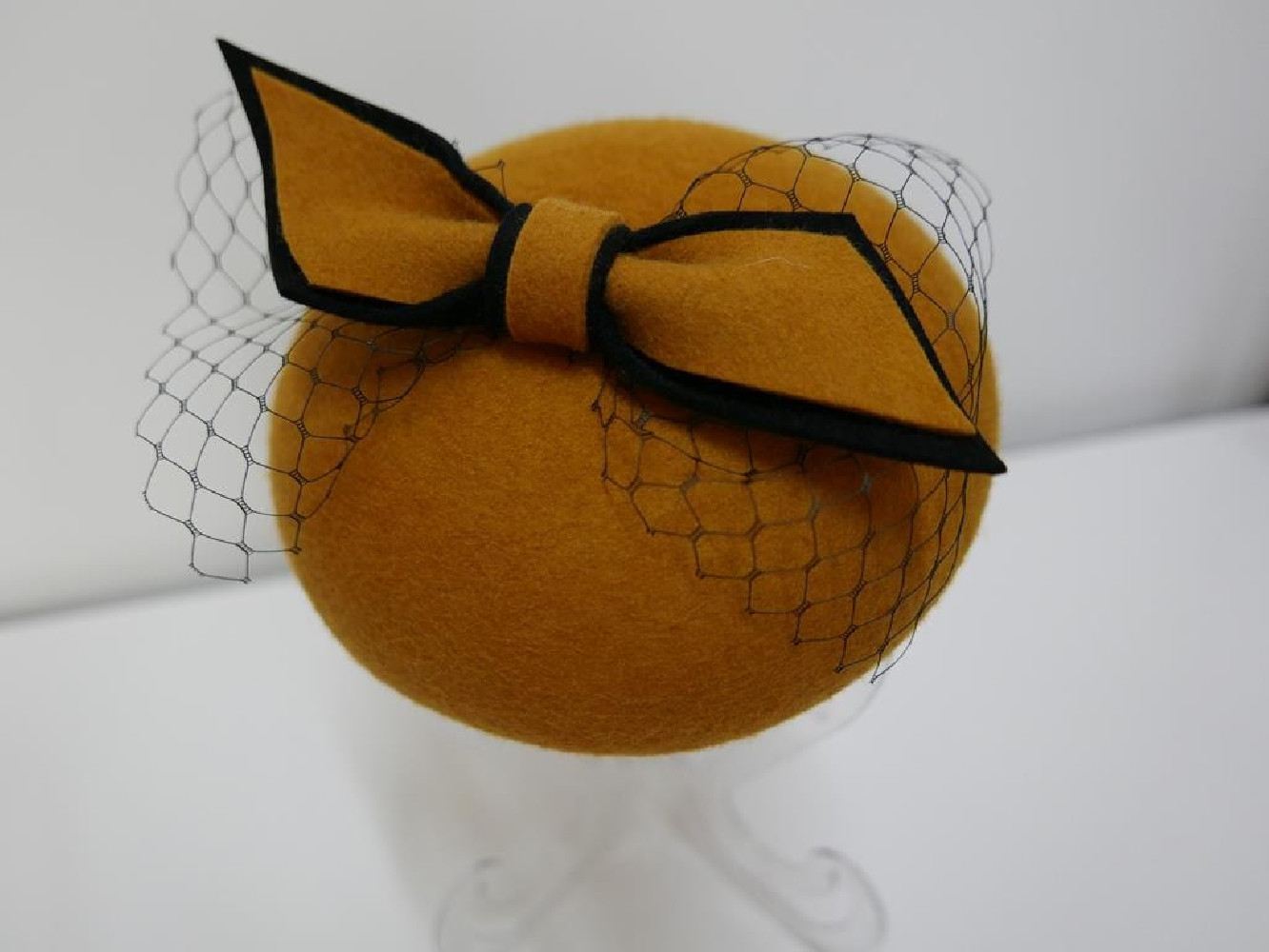 Walentyna miodowy mini beret,  toczek filcowy z waolką