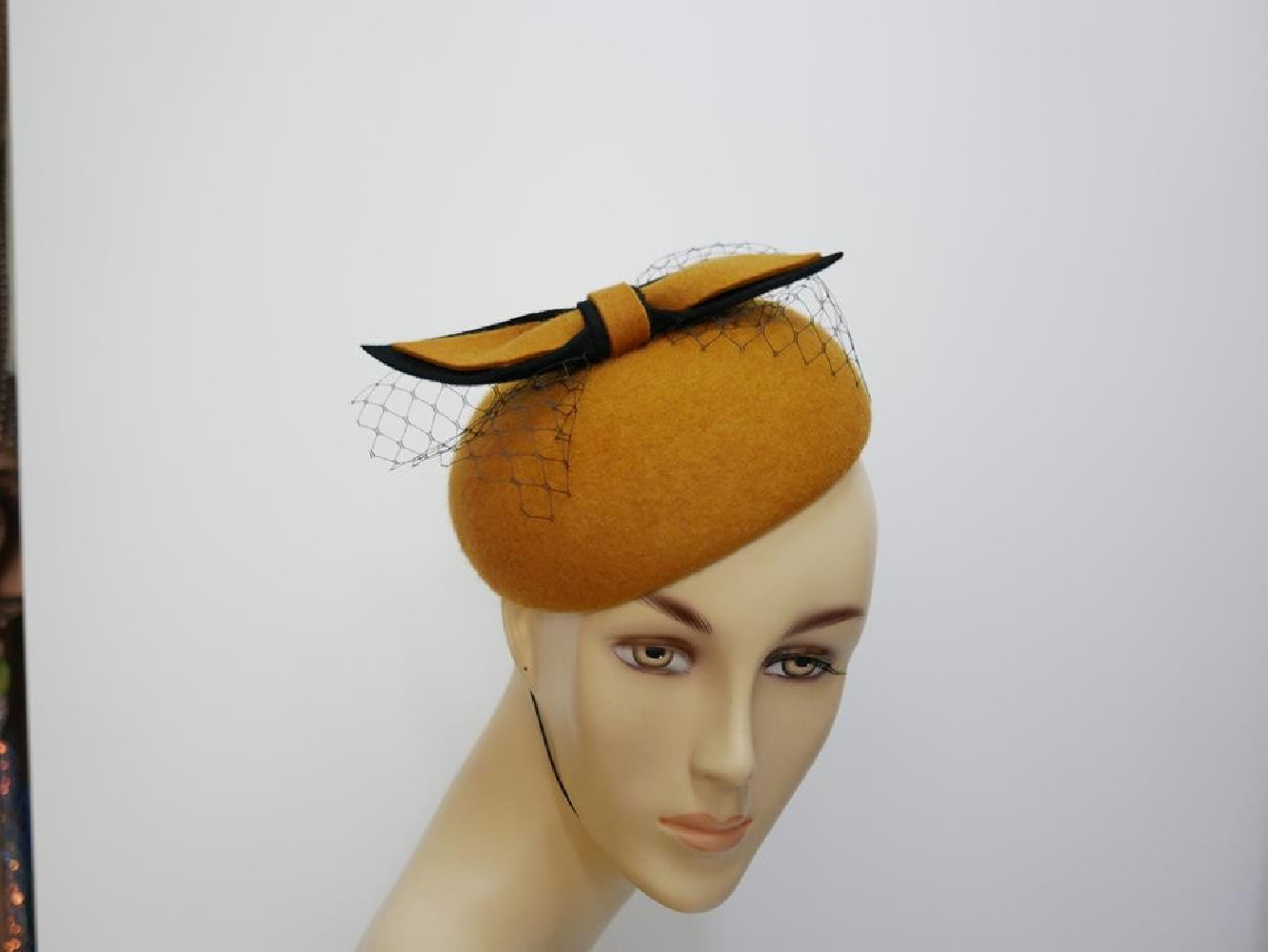 Walentyna miodowy mini beret,  toczek filcowy z waolką