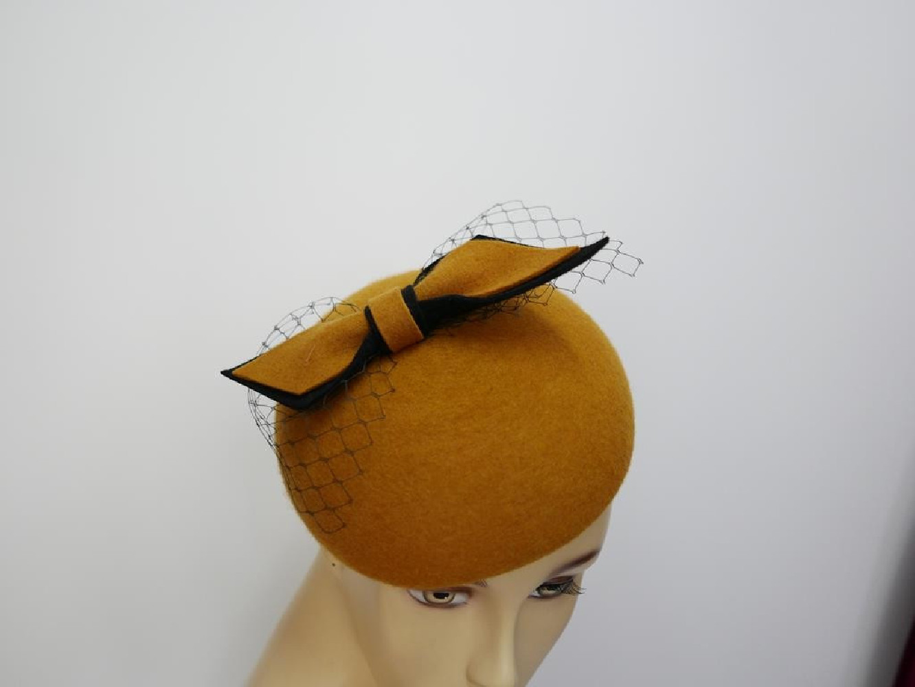 Walentyna miodowy mini beret,  toczek filcowy z waolką