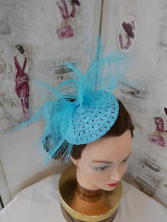 Turkusowy, letni fascynator ze słomki