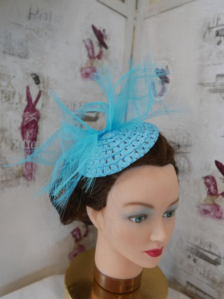 Turkusowy, letni fascynator ze słomki