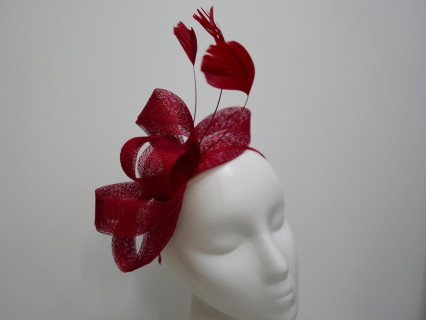 Czerwony fascynator z sinamay z piórami na przepasce