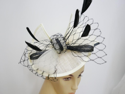 Śmietankowo czarny fascynator z sinamay z piórami na przepasce