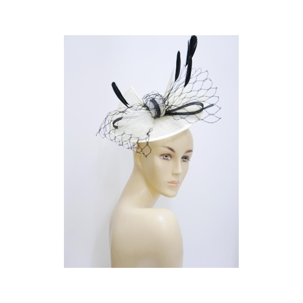 Śmietankowo czarny fascynator z sinamay z piórami na przepasce