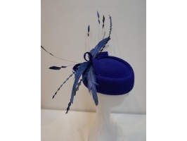 Marion, niebieski toczek z piórami