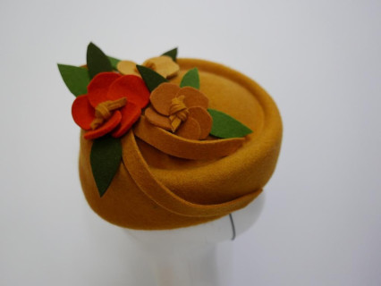 Tonya miodowy toczek filcowy z kwiatami rozmiar uniwersalny