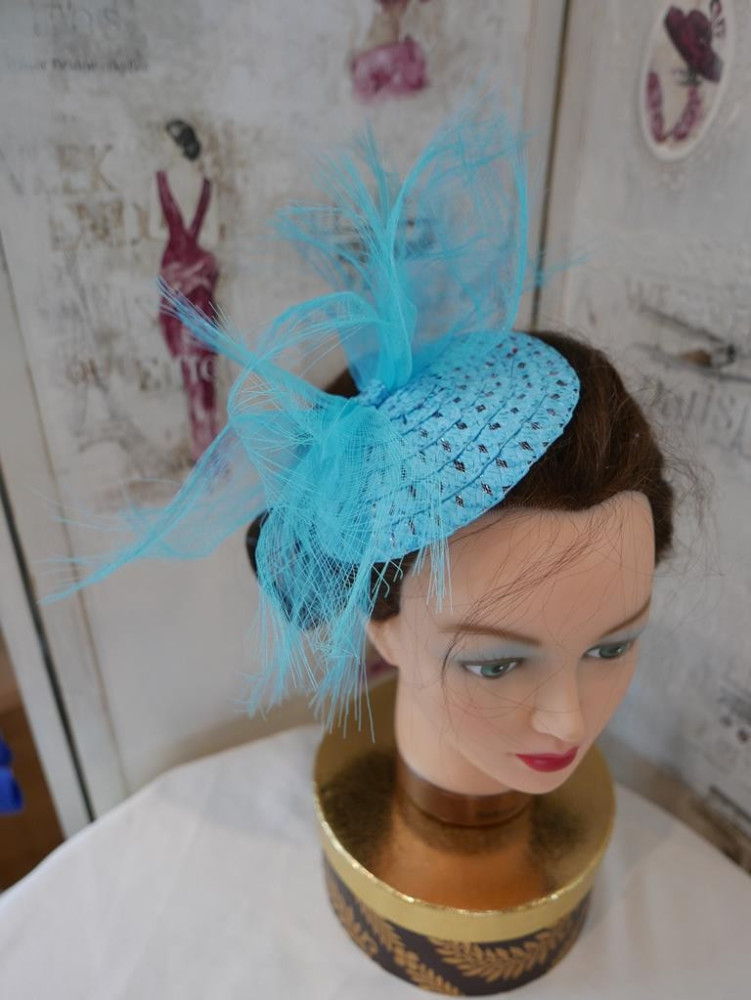 Turkusowy, letni fascynator ze słomki