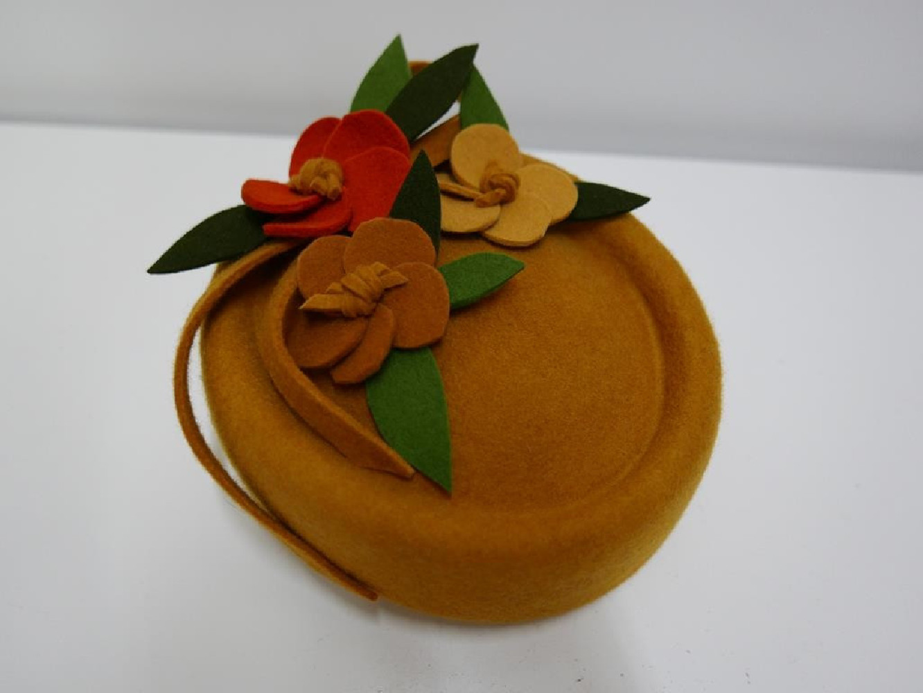 Tonya miodowy toczek filcowy z kwiatami rozmiar uniwersalny