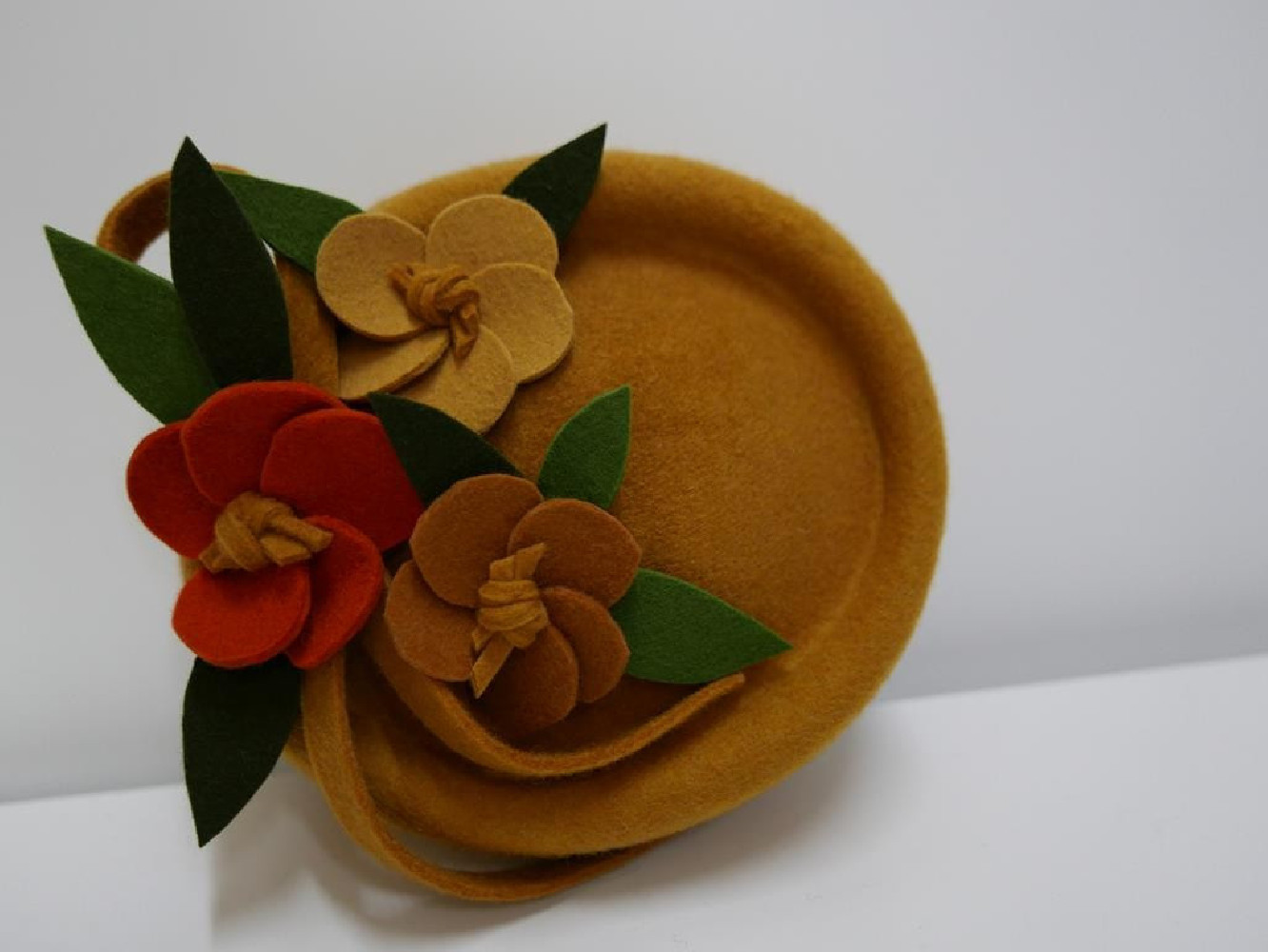 Tonya miodowy toczek filcowy z kwiatami rozmiar uniwersalny