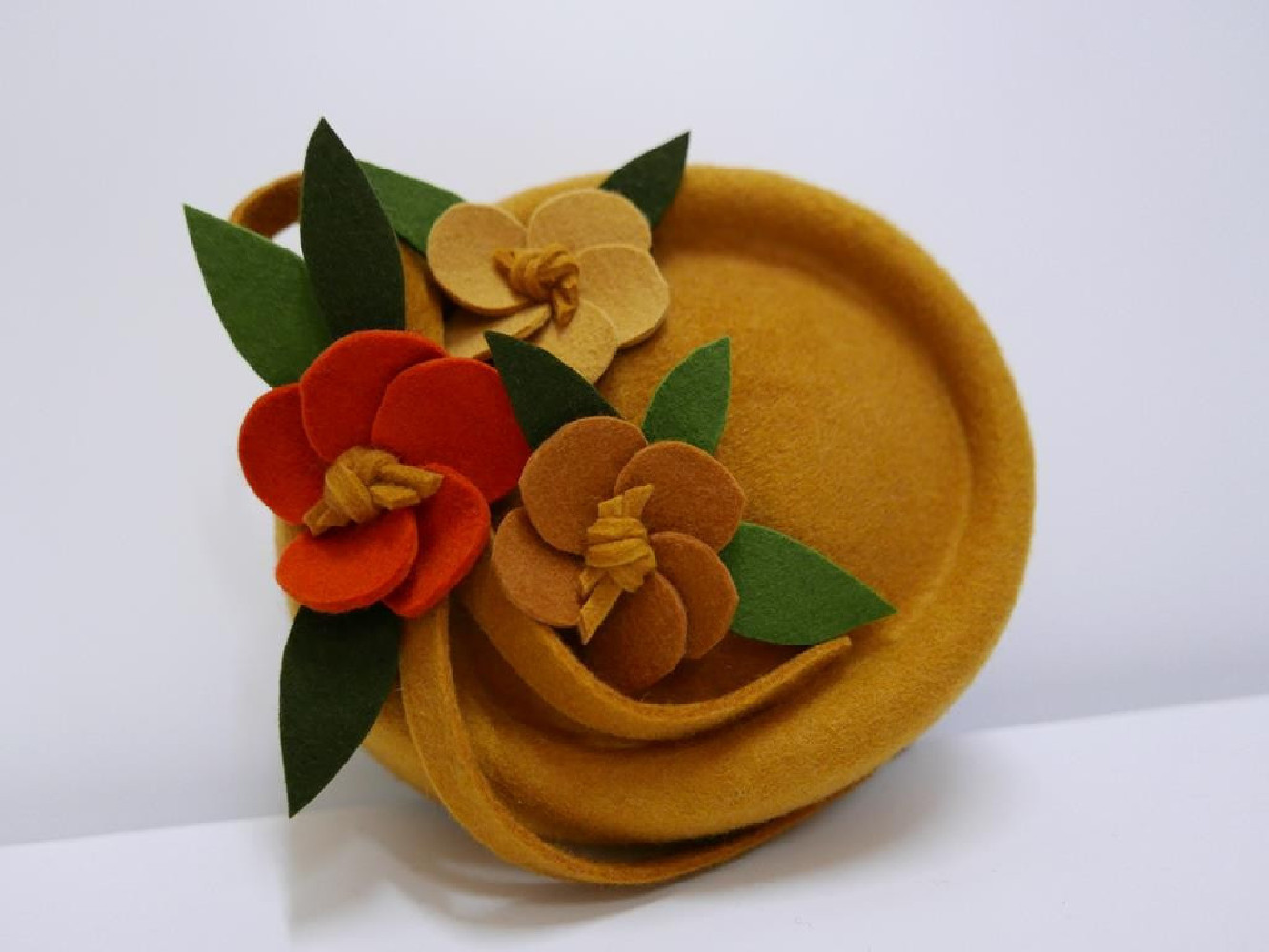 Tonya miodowy toczek filcowy z kwiatami rozmiar uniwersalny