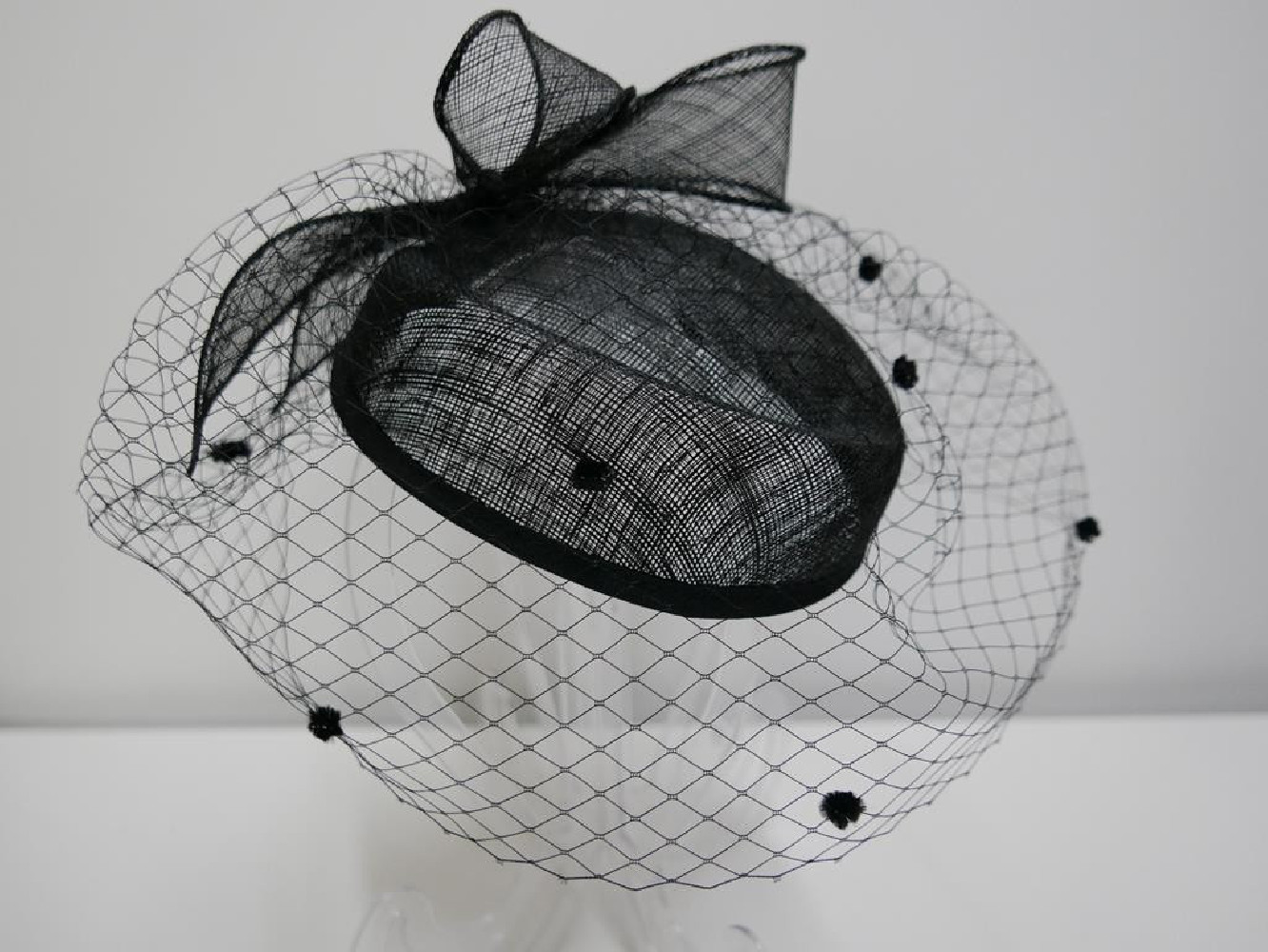 Czarny toczek  z sinamay z woalką