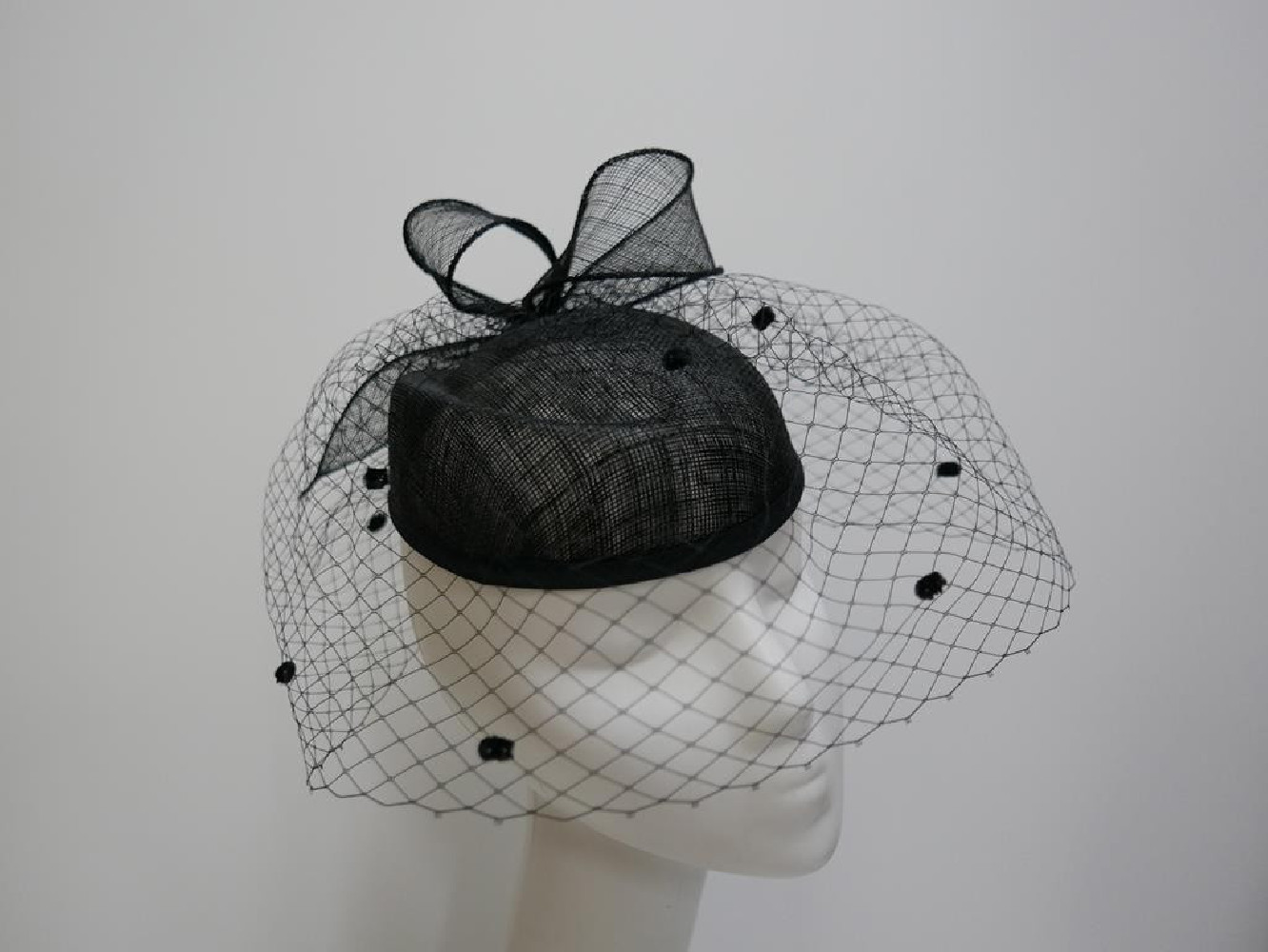 Czarny toczek  z sinamay z woalką