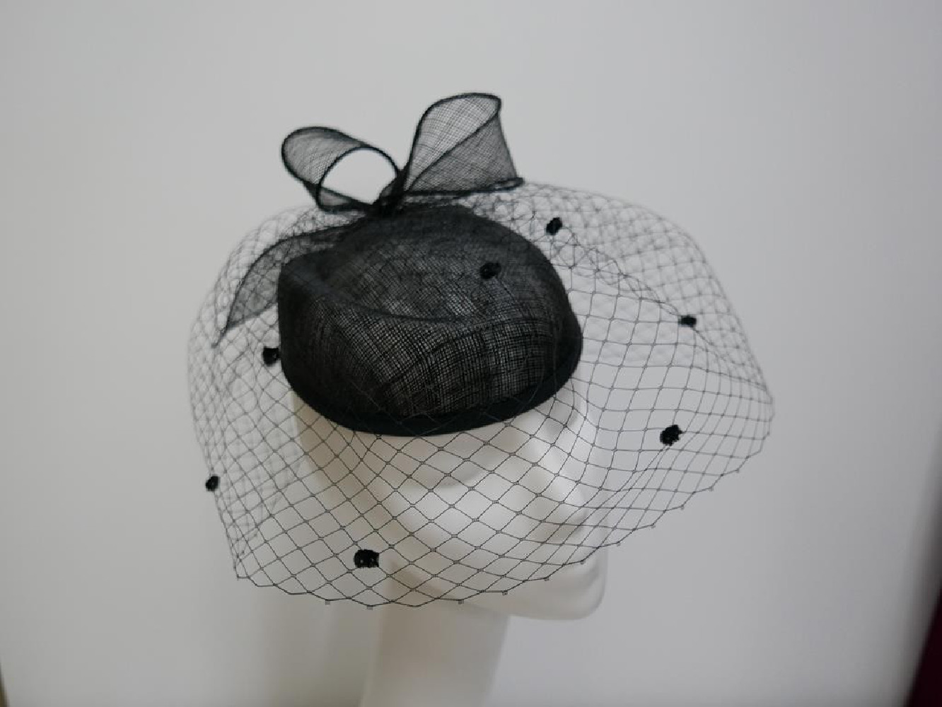 Czarny toczek  z sinamay z woalką