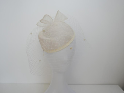 Śmietankowy toczek  z sinamay z woalką