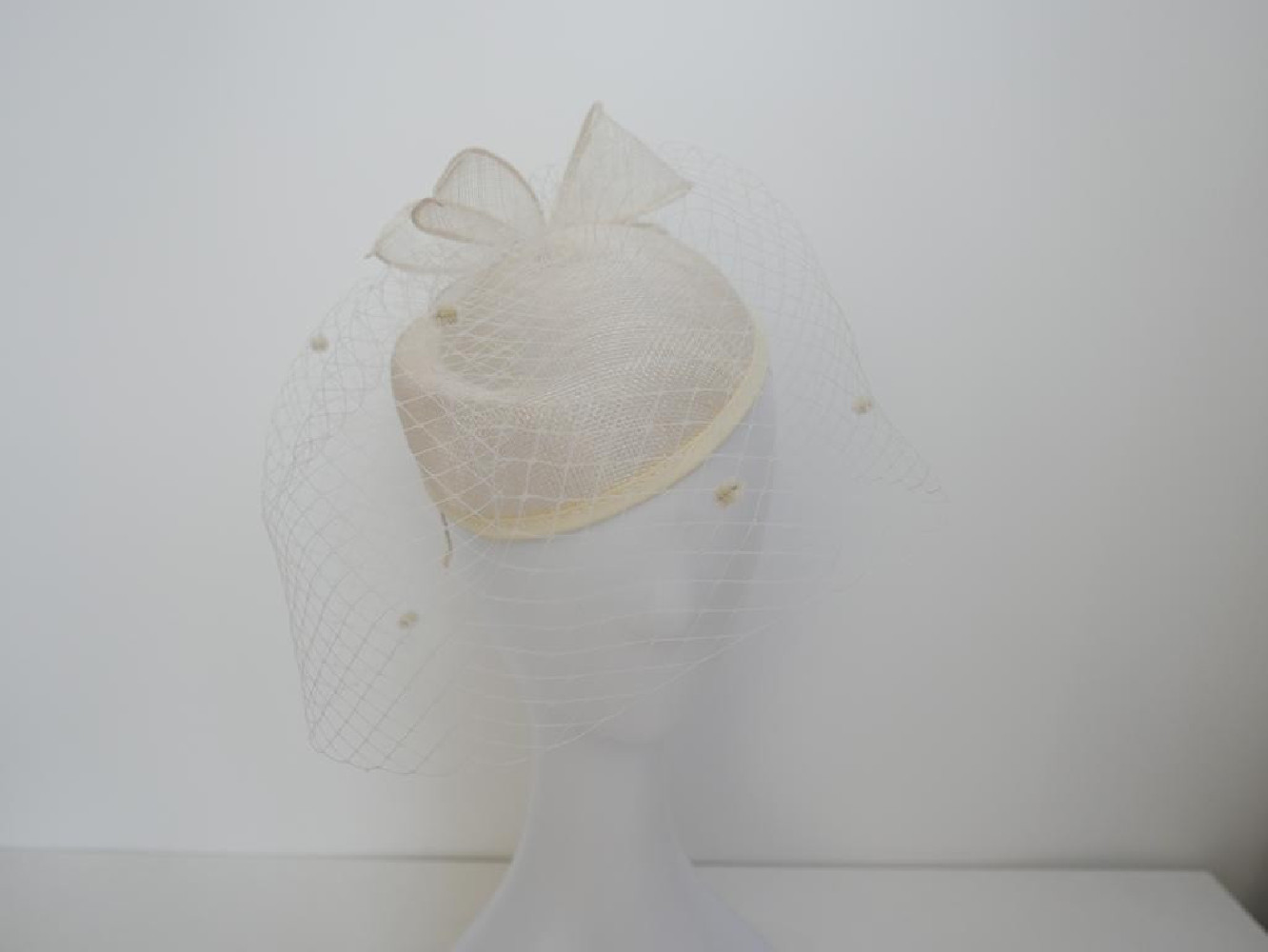 Śmietankowy toczek  z sinamay z woalką