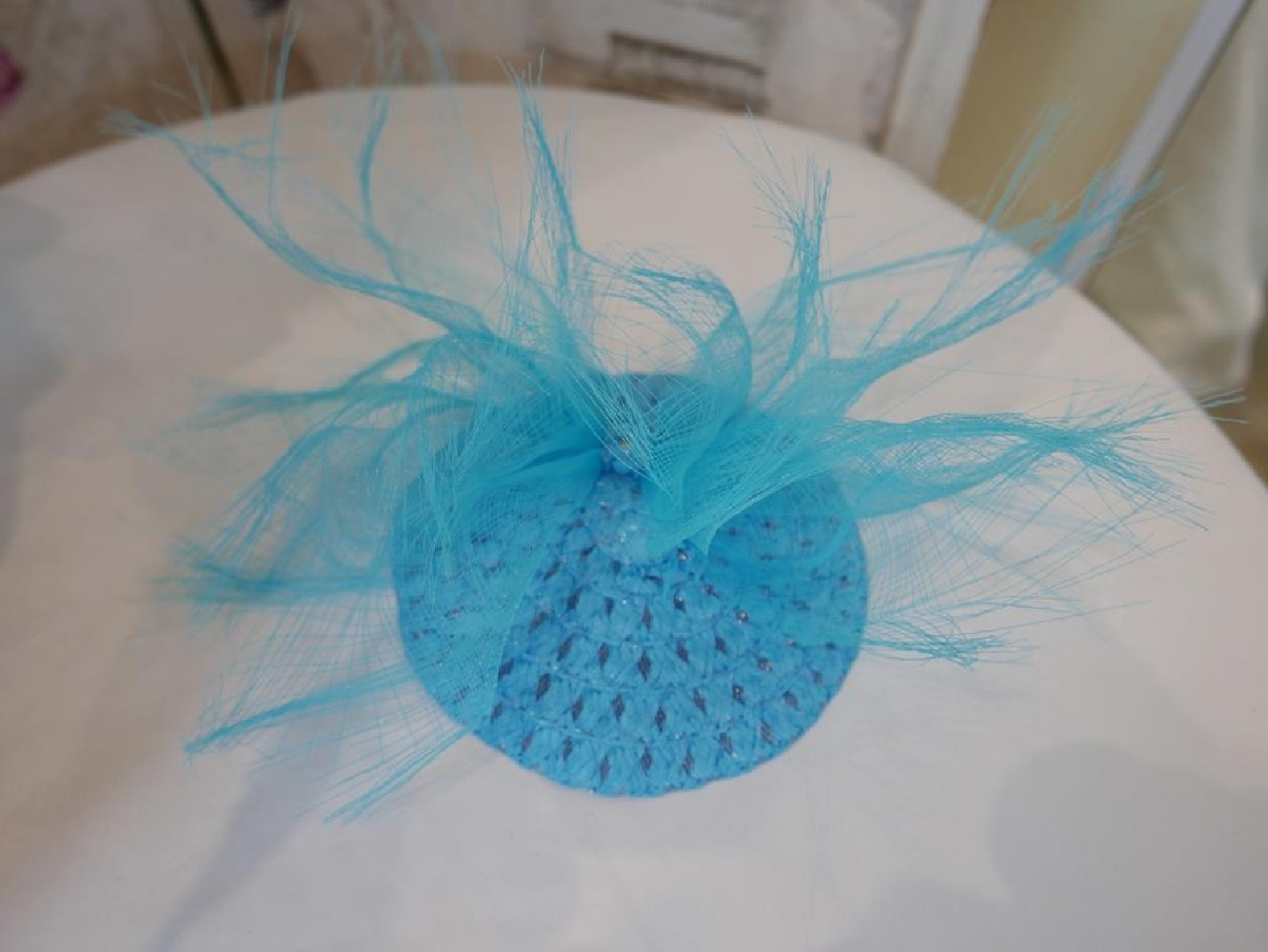 Turkusowy, letni fascynator ze słomki