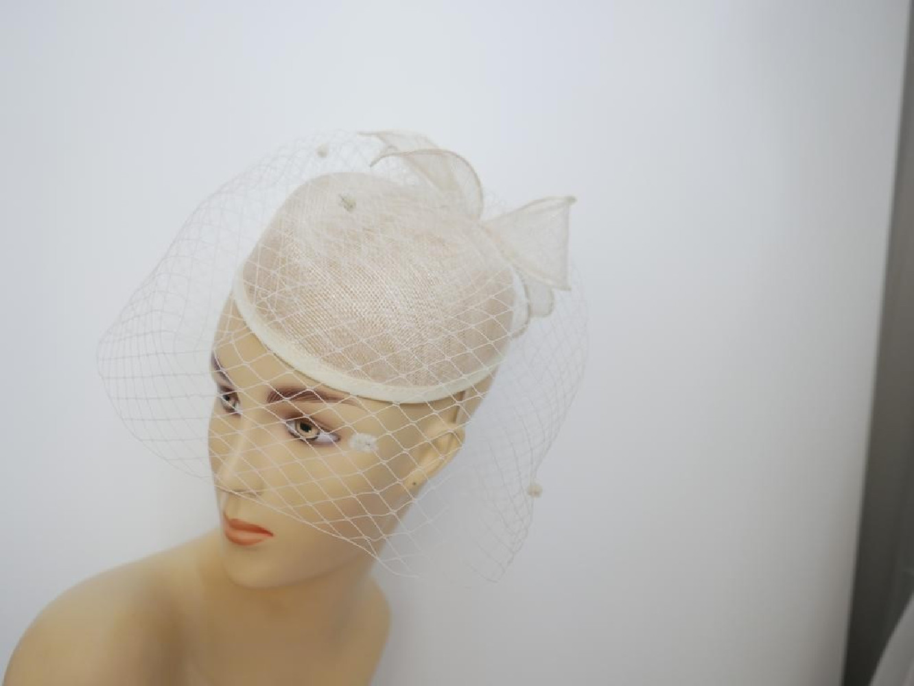 Śmietankowy toczek  z sinamay z woalką