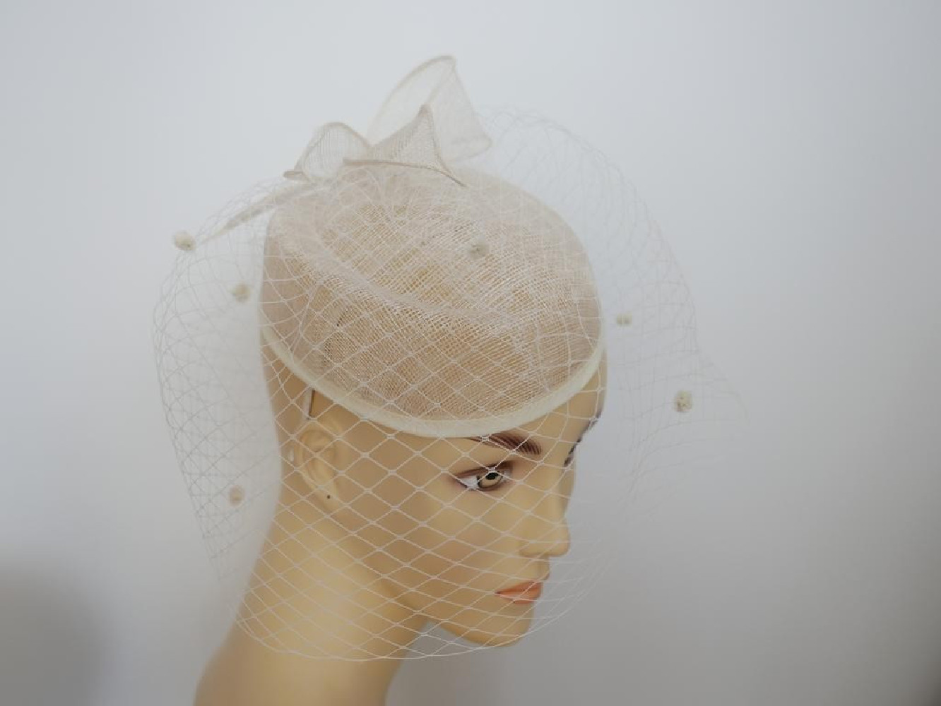 Śmietankowy toczek  z sinamay z woalką