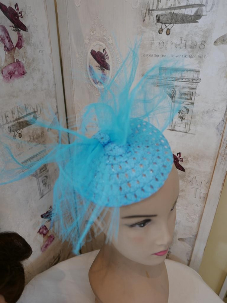 Turkusowy, letni fascynator ze słomki