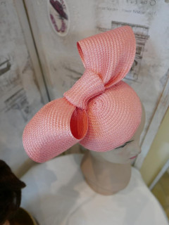 Morelowy róż, letni fascynator