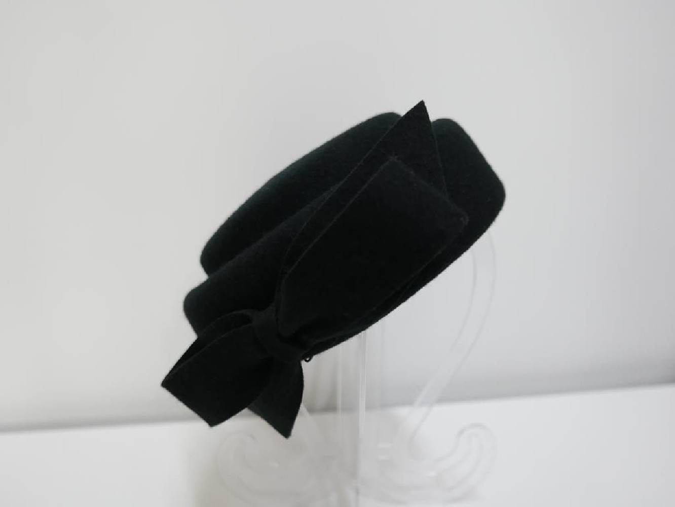 Inez czarny toczek filcowy z kokardą