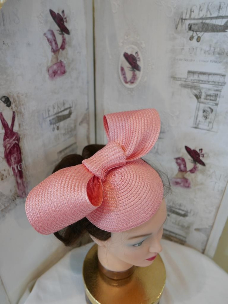 Morelowy róż, letni fascynator